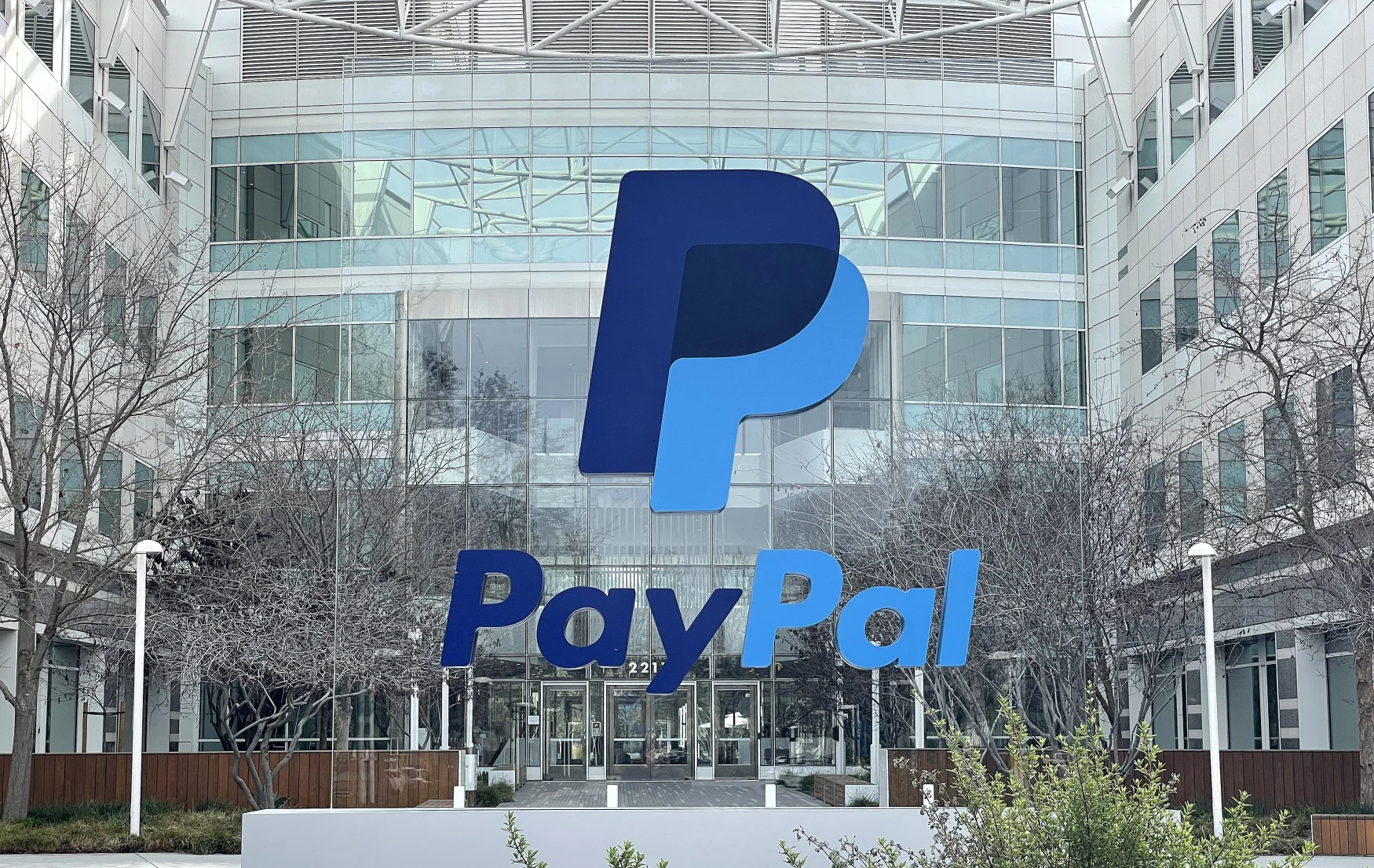 سان خوسيه ، كاليفورنيا - 02 فبراير: تم وضع لافتة أمام المقر الرئيسي لشركة PayPal في 02 فبراير 2023 في سان خوسيه ، كاليفورنيا.  أعلنت PayPal عن خطط لتسريح 2000 موظف ، ما يقرب من 7 في المائة من قوتها العاملة.  (تصوير جوستين سوليفان / جيتي إيماجيس)