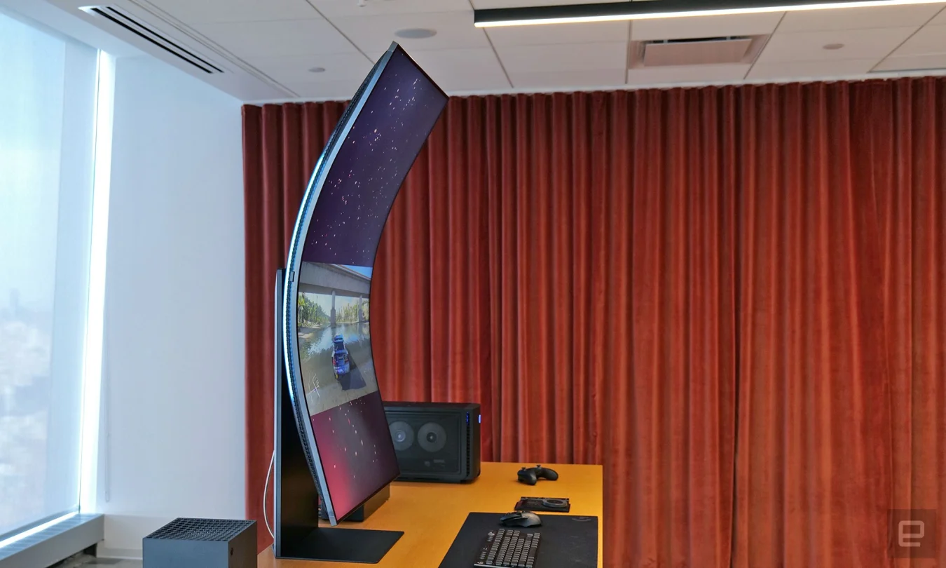 Skirtingai nuo daugelio tokio dydžio ekranų, „Odyssey Ark“ palaiko portreto orientaciją, kurią „Samsung“ vadina kabinos režimu.
