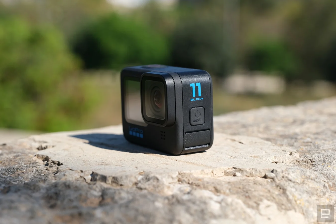 Боковой снимок новой камеры GoPro Hero 11 Black.
