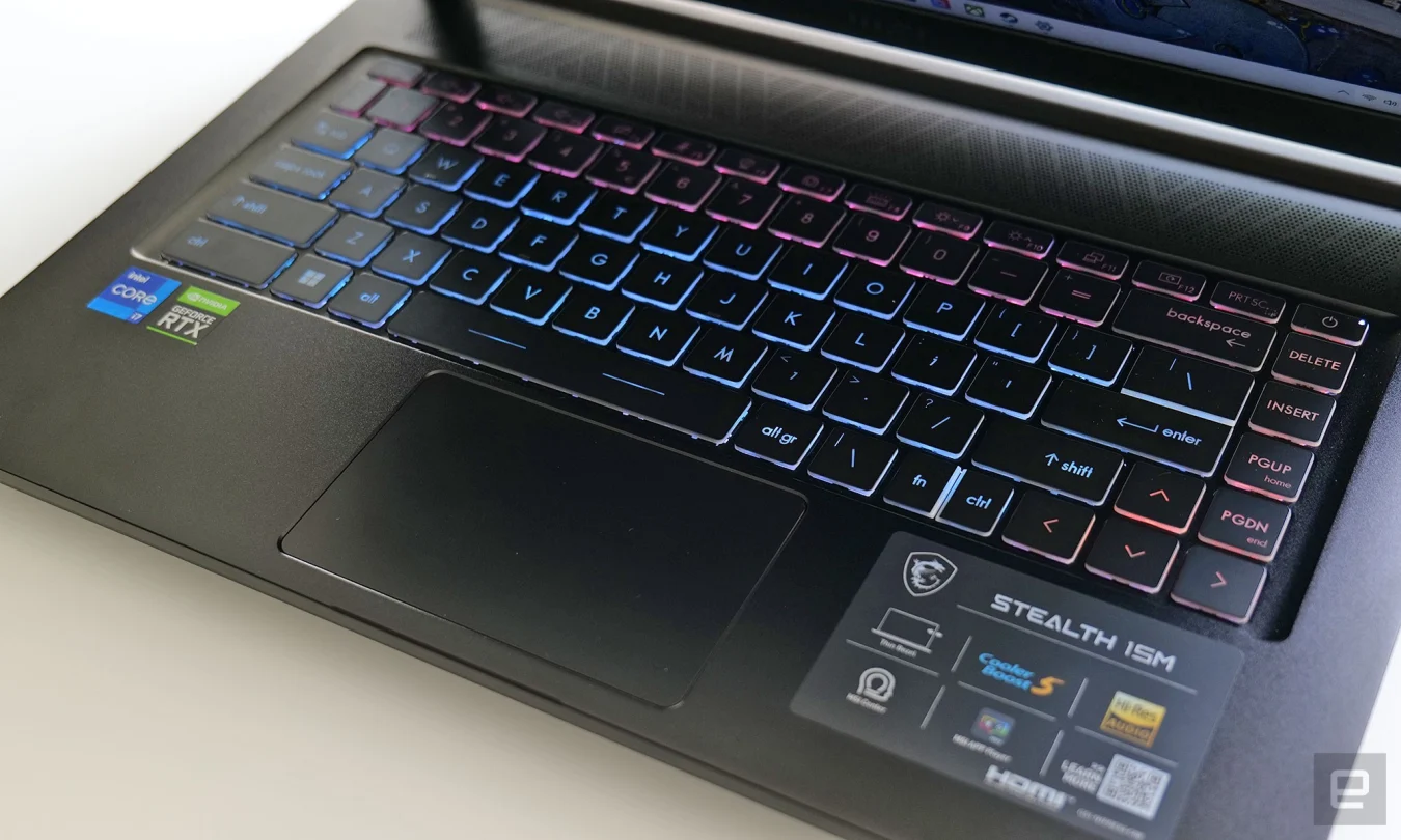 Die Spectrum-Tastatur des Stealth 15M hat einen weichen, bequemen Druck, obwohl Sie ihr Farbmuster leider nicht wie bei vielen anderen Gaming-Laptops anpassen können. 
