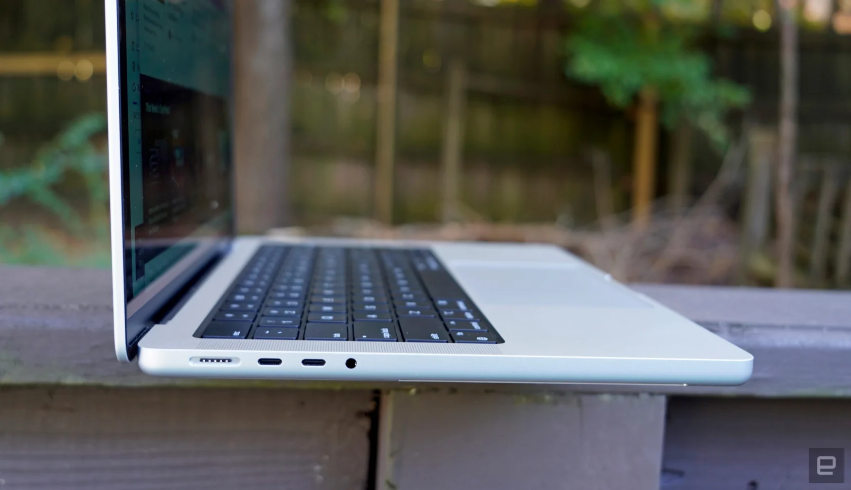 Apple MacBook Pro 14-Zoll-Anschlüsse auf der linken Seite: Magsafe-Stromversorgung, zwei USB-C- und eine Kopfhörerbuchse.