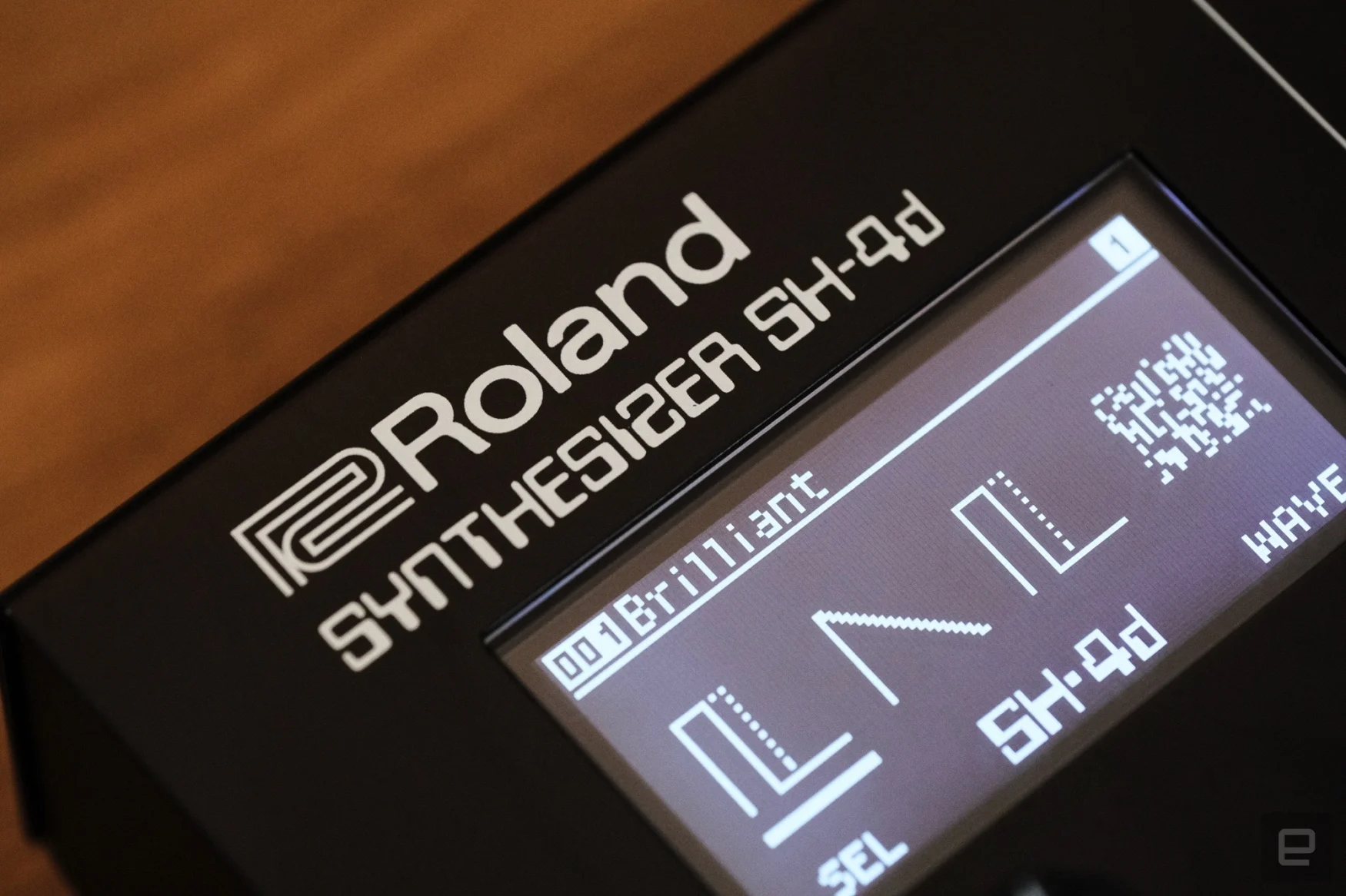 Крупный план логотипа Roland SH-4d.