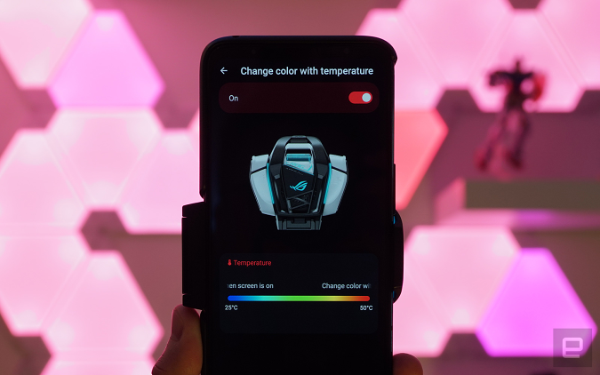 AeroActive Cooler 6 dapat menggunakan lampu RGB untuk menunjukkan suhu ROG Phone 6 Pro.