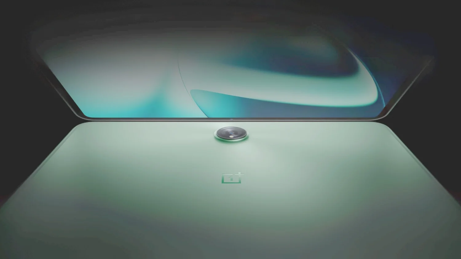 Imagen editada que eleva los niveles de sombra del OnePlus Pad y muestra su pantalla con biseles estrechos flotando sobre la parte posterior del dispositivo.
