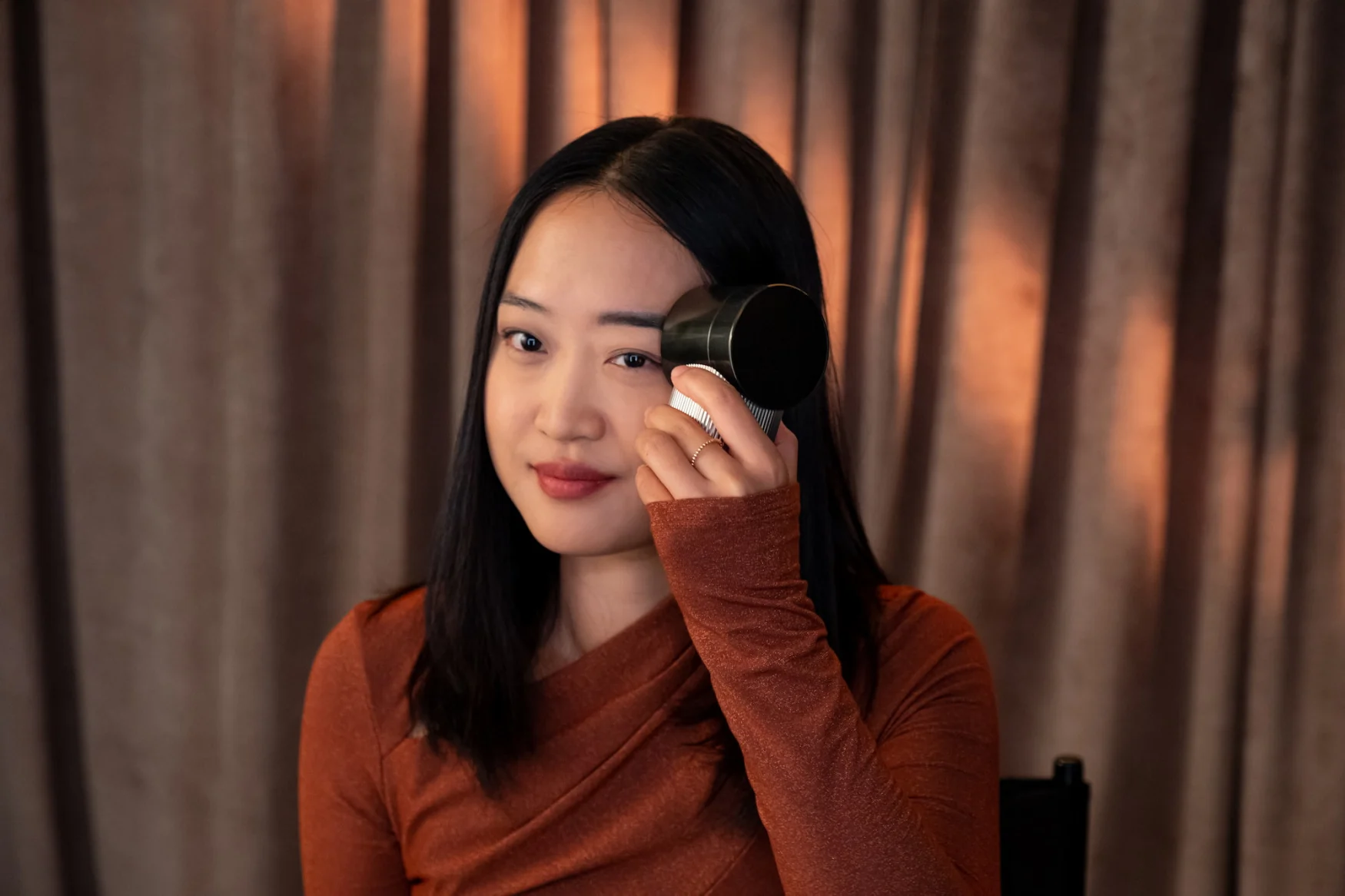 A person applies eyebrow makeup using the L’Oréal Brow Magic device.