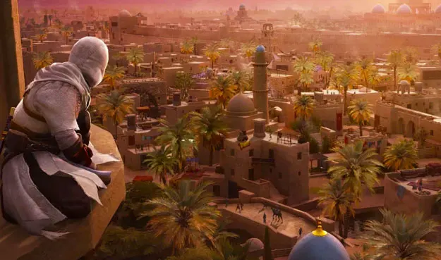 Imagen promocional de Assassin's Creed Mirage que muestra, como de costumbre, una figura con túnica sentada sobre el alféizar de una ventana con vista a una ciudad histórica como si fuera una especie de gran cosa. 
