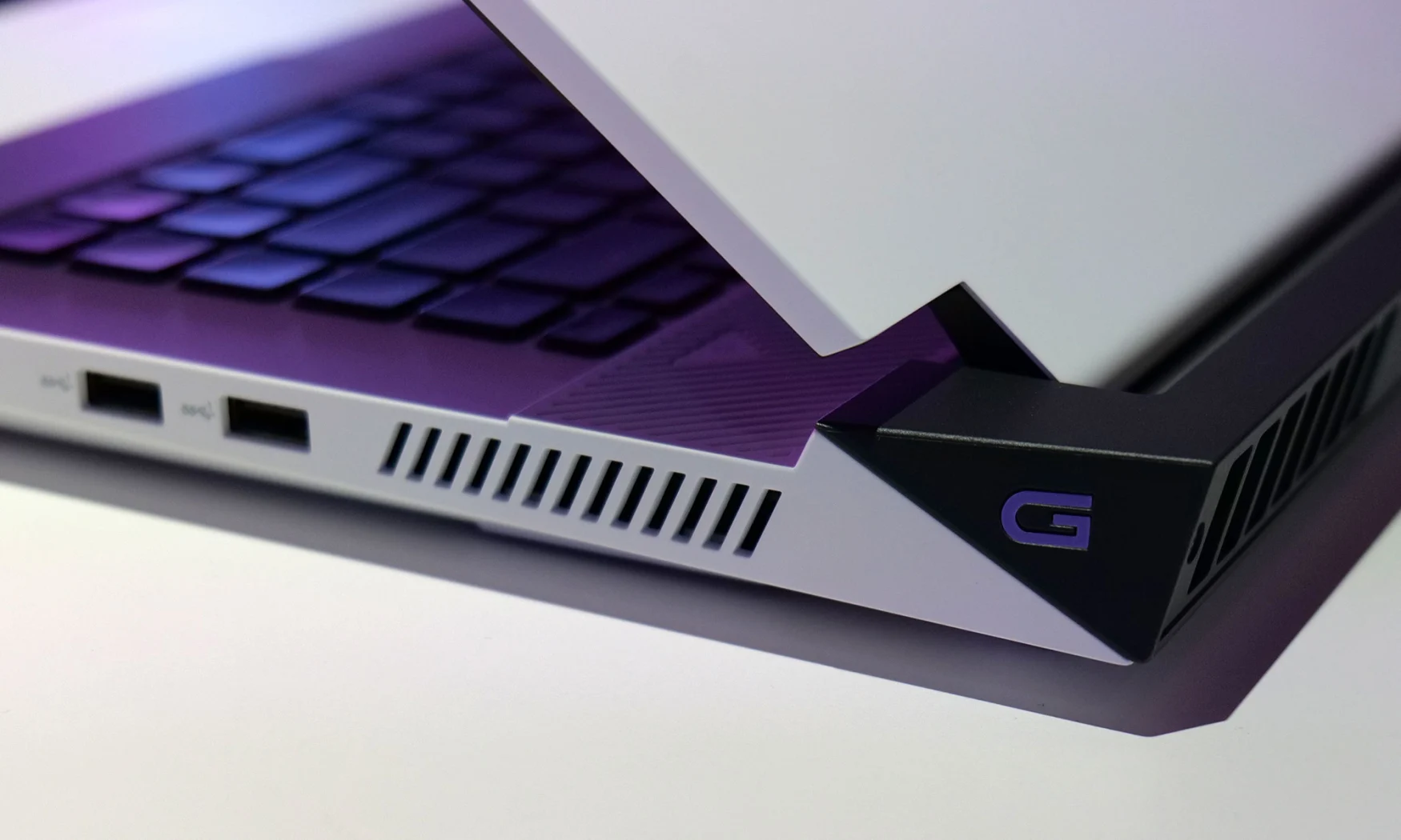 Even though the G-series line are budget gaming laptops, Dell still paid attention to small details like the color-matched accent logos on the side of the system. 