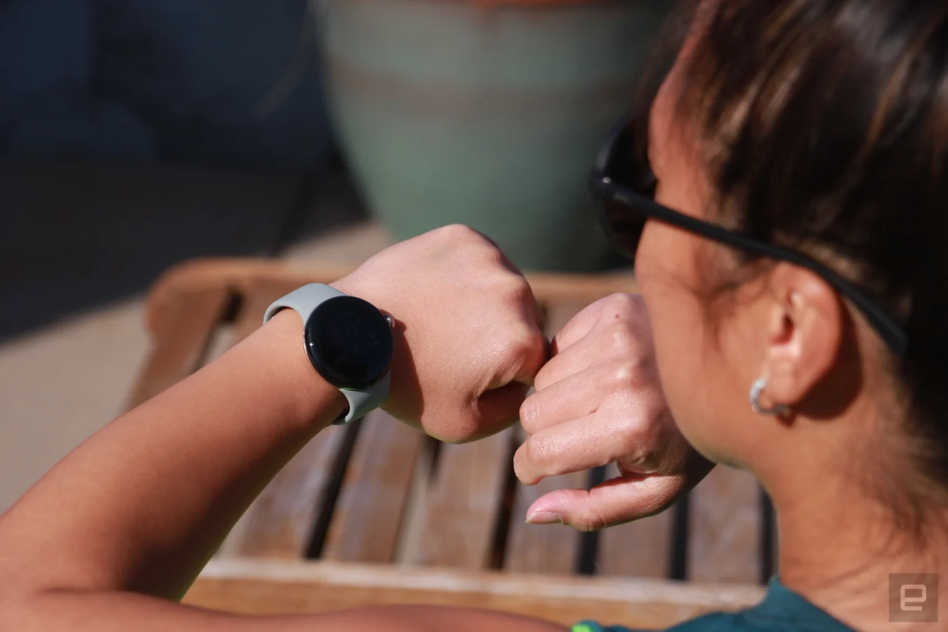 Die Pixel Watch am Handgelenk einer Person, aber ihr Gesicht ist ausgeschaltet.
