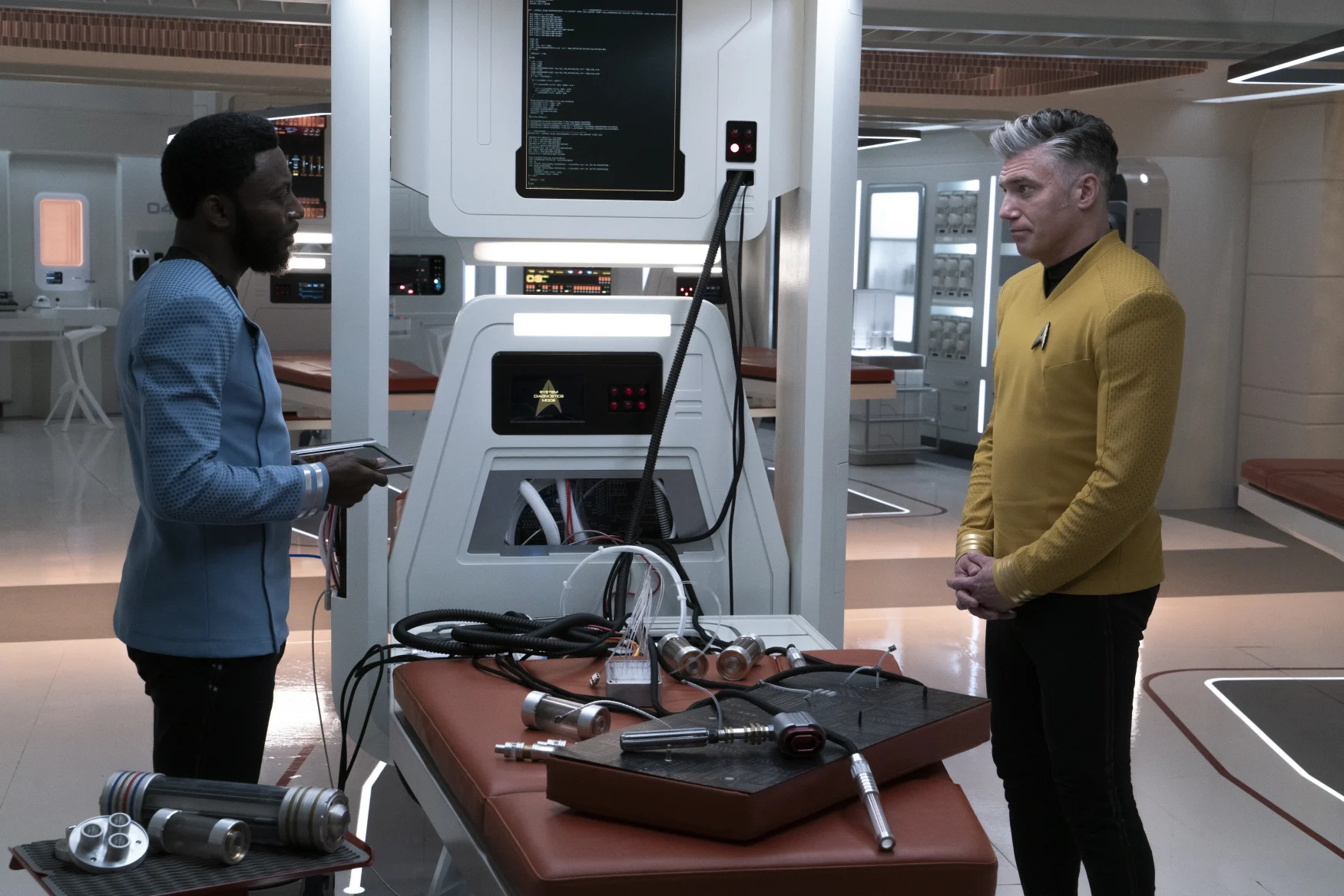 LR Babs Olusanmokun como Dr. M'Benga y Anson Mount como Capt. Pike en Star Trek: Strange New Worlds transmitido en Paramount+, 2023. Crédito de la foto: Michael Gibson/Paramount+ 