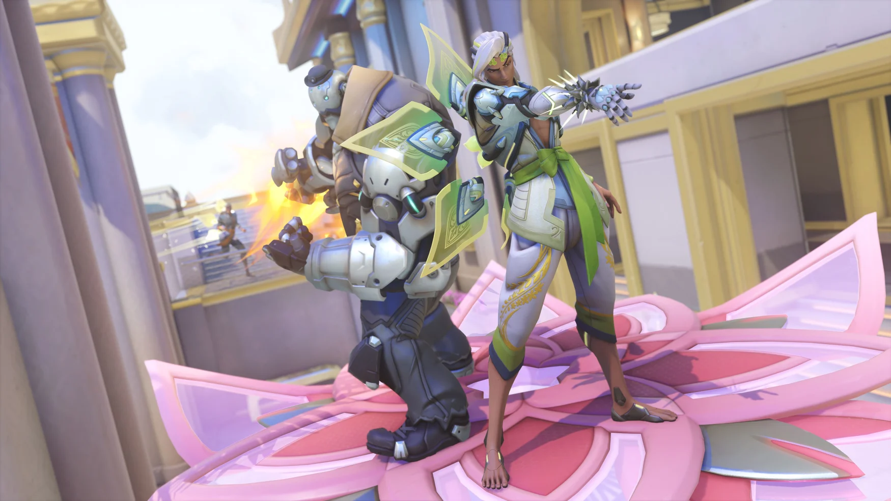 Overwatch 2 screenshot con due eroi in piedi su un grande petalo di fiore metallico