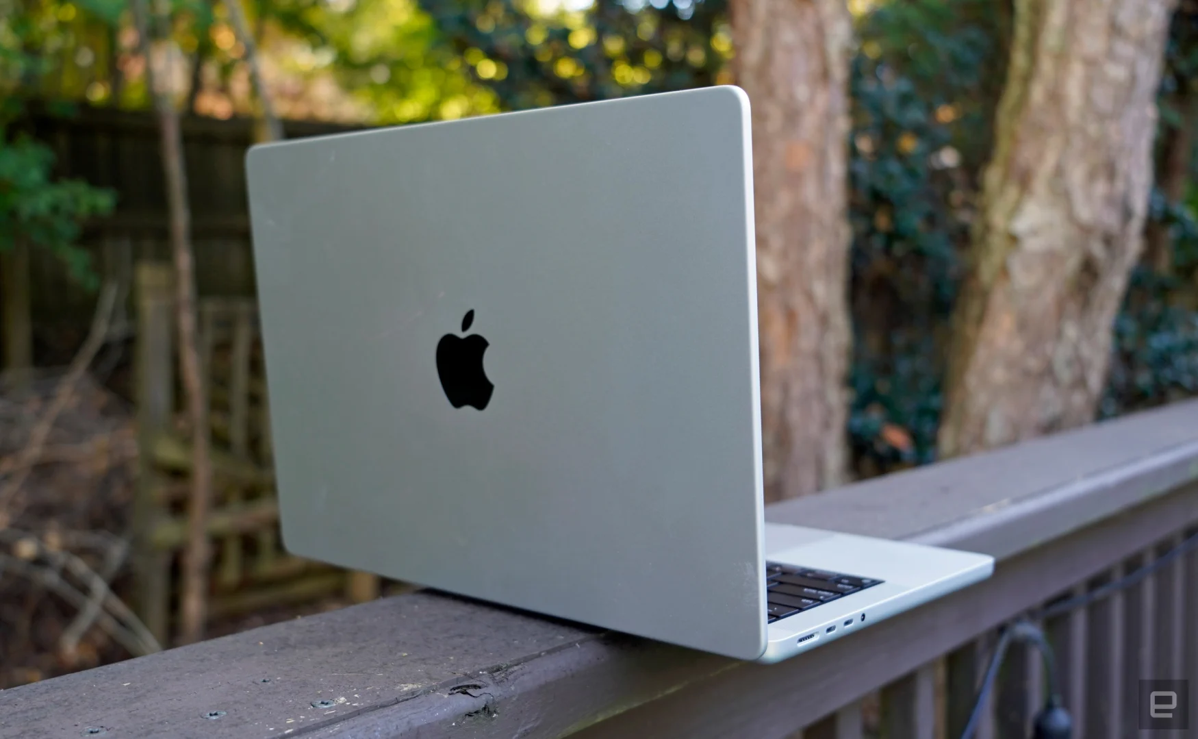 Apple MacBook Pro de 14 pulgadas desde la parte trasera, mostrando el logotipo de Apple.