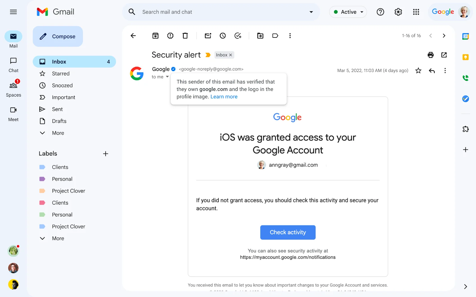 Cuplikan layar kotak masuk Gmail, menampilkan tanda centang biru di samping nama pengirim email (Google, dalam hal ini).  Sebuah pesan pop-up berbunyi, 