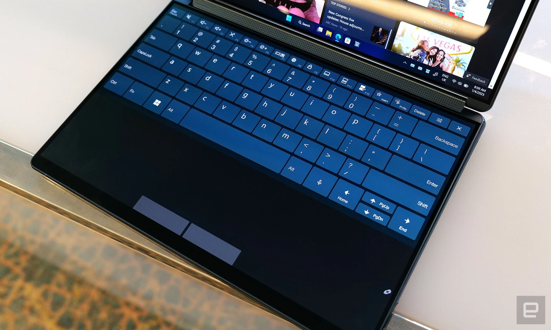 İdeal koşullarda, YogaBook 9i'nin klavyesi iyi çalışır. Ancak elleriniz sürüklenmeye başlar başlamaz, işler gerçekten hızlı bir şekilde karışabilir. 