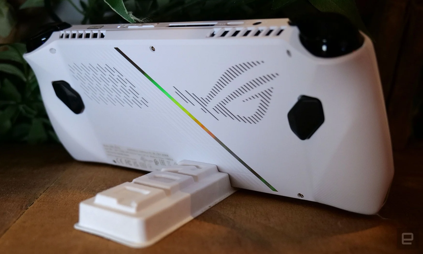 Zoals je zou verwachten in een gaming-laptop, beschikt de ROG Ally over aanpasbare verlichting rond de analoge stick en de achterkant van het systeem. 