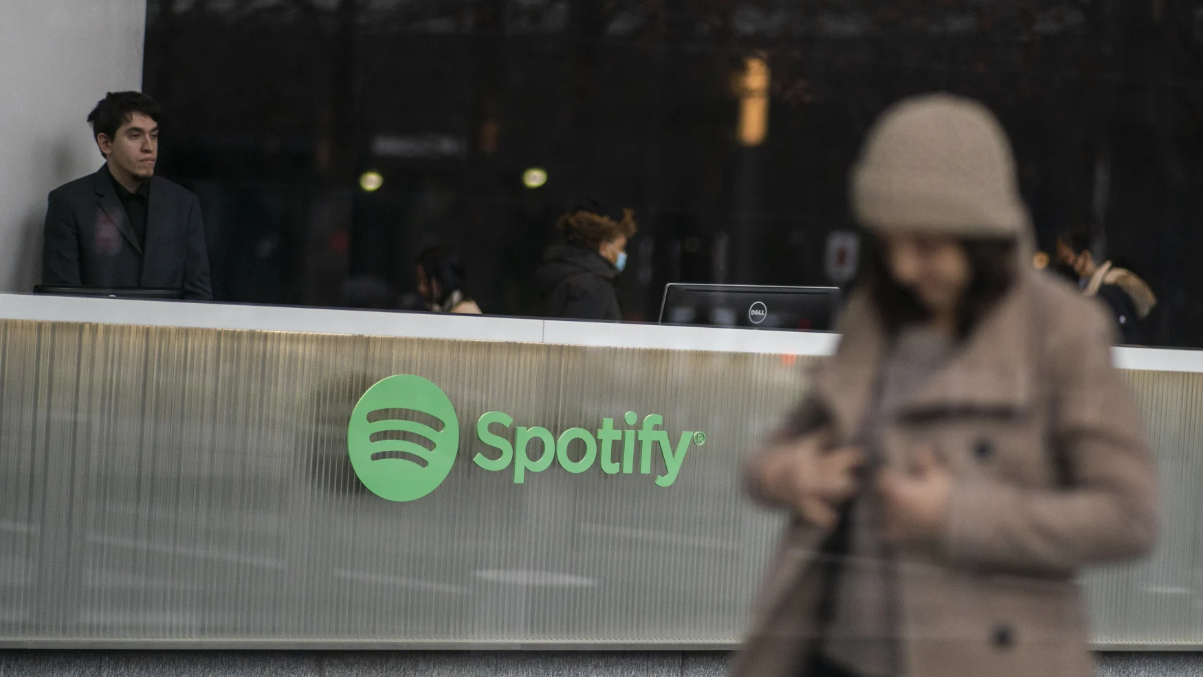 نيويورك ، نيويورك - 23 يناير / كانون الثاني: شوهد أشخاص داخل مبنى مقر Spotify في لوار مانهاتن في 23 يناير 2023 في مدينة نيويورك.  أعلنت Spotify يوم الاثنين أنها ستخفض 6 ٪ من قوتها العاملة العالمية.  (تصوير إدواردو مونوز ألفاريز / VIEWpress via Getty Images)