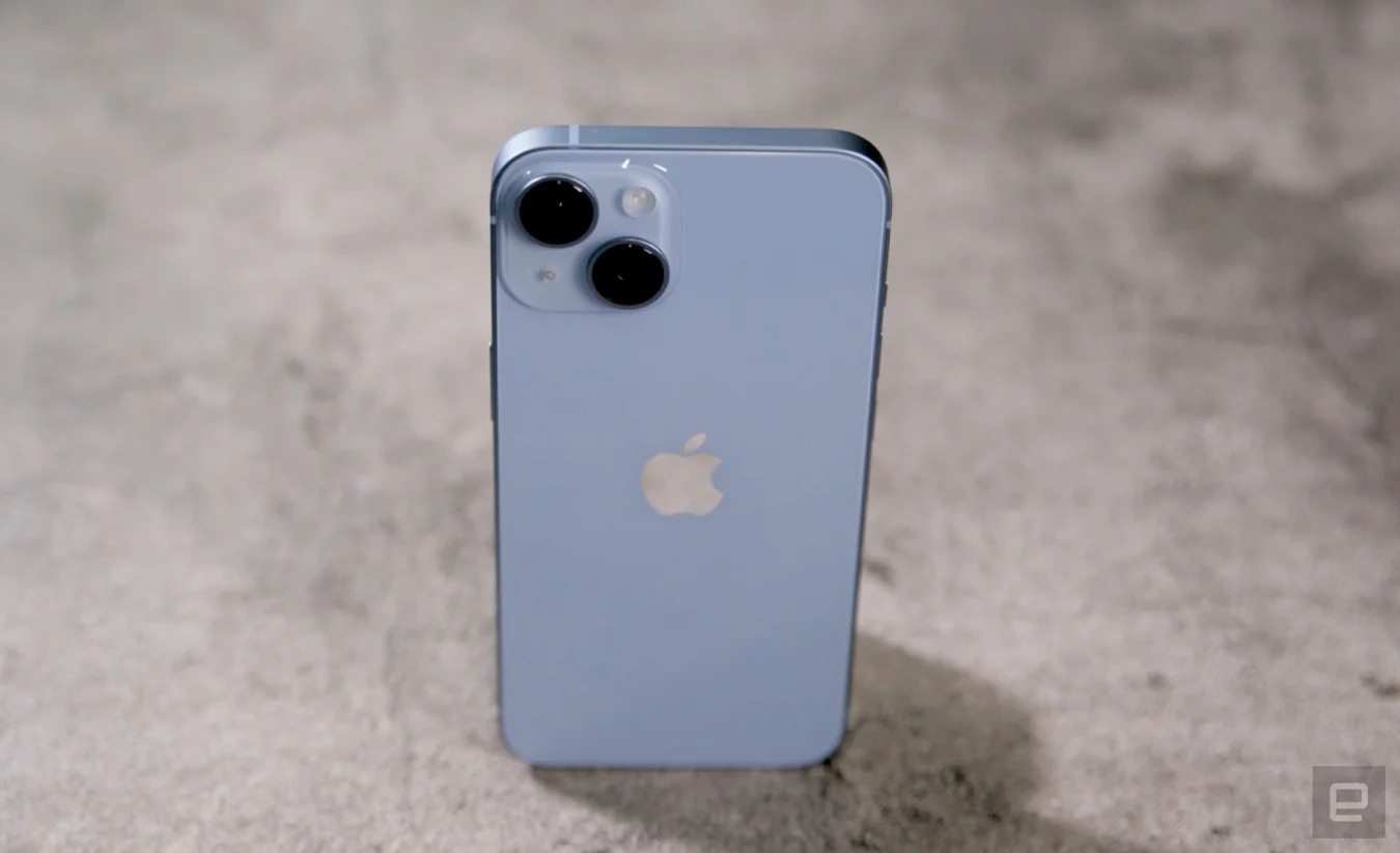 Una toma ligeramente cenital del iPhone 14 azul de pie con las cámaras traseras hacia afuera.