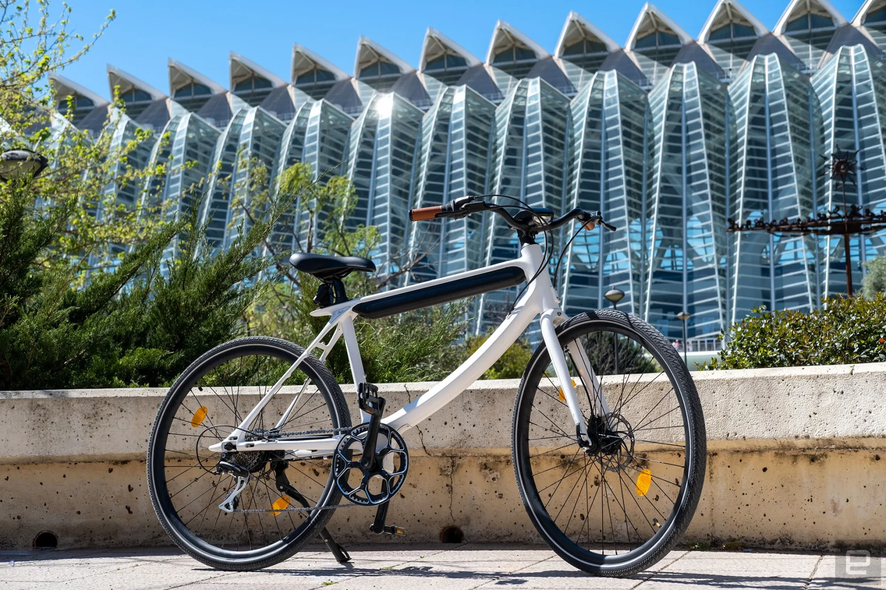 Το ηλεκτρονικό ποδήλατο Chord της Urtopia φωτογραφήθηκε μπροστά στο Arts and Sciences στη Βαλένθια.