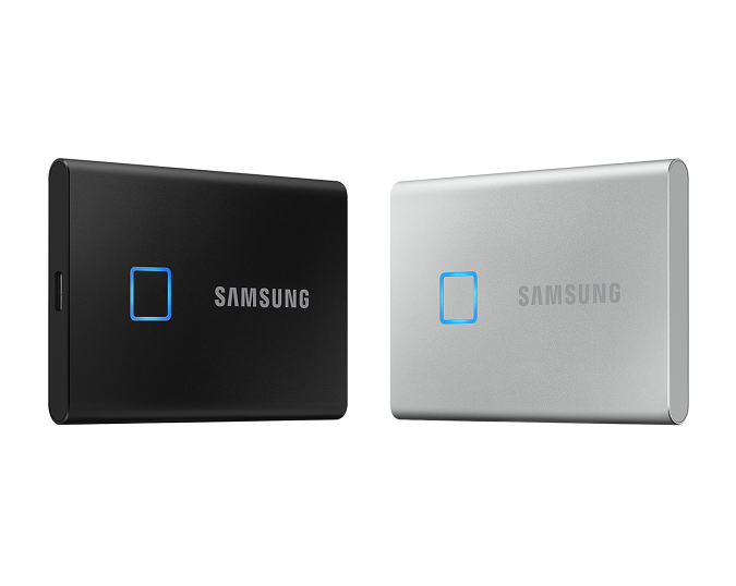 Samsung T7 Touch SSD dalam warna hitam dan perak dengan latar belakang putih.