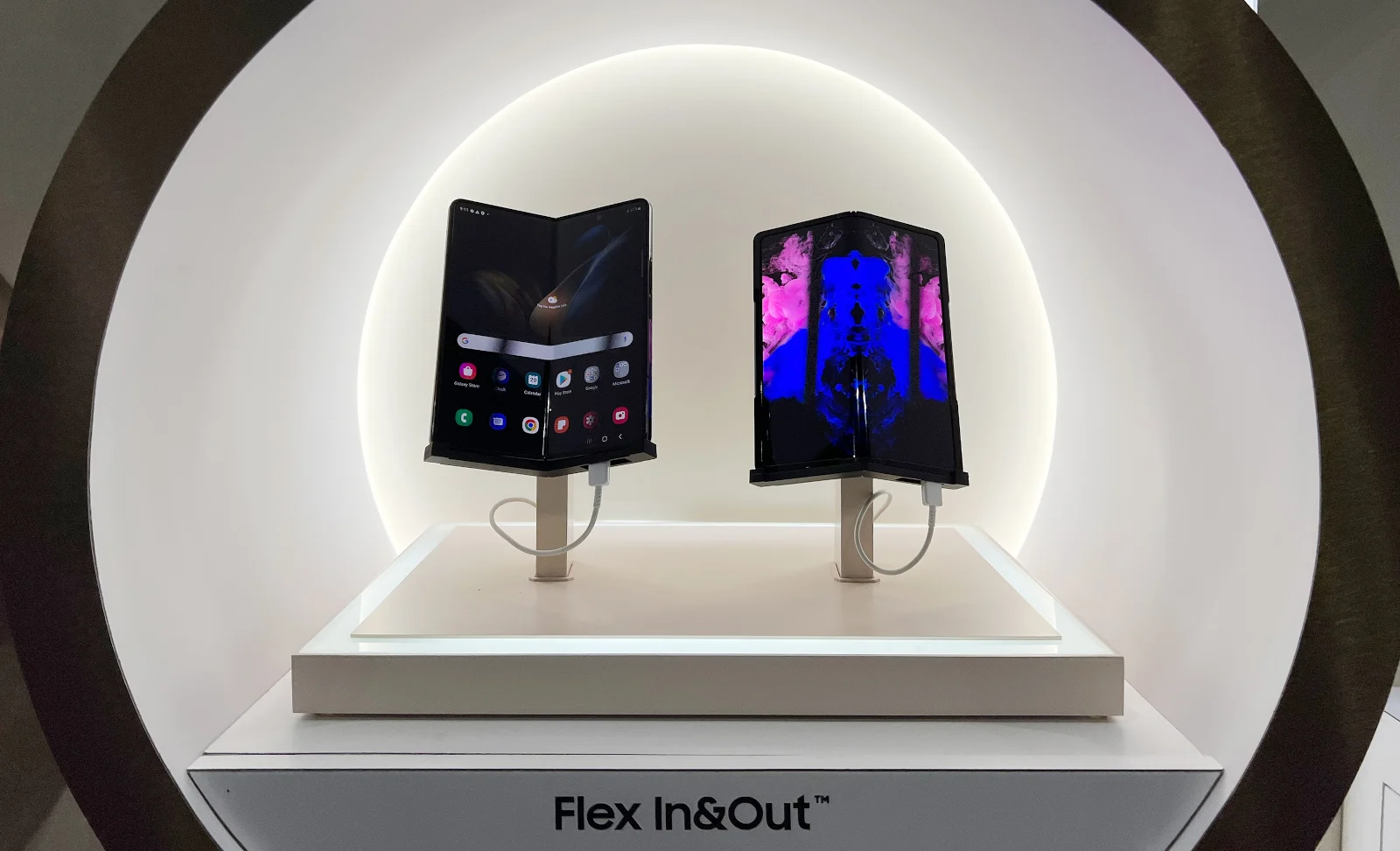 Una foto del concetto di telefono Flex In & Out di Samsung.