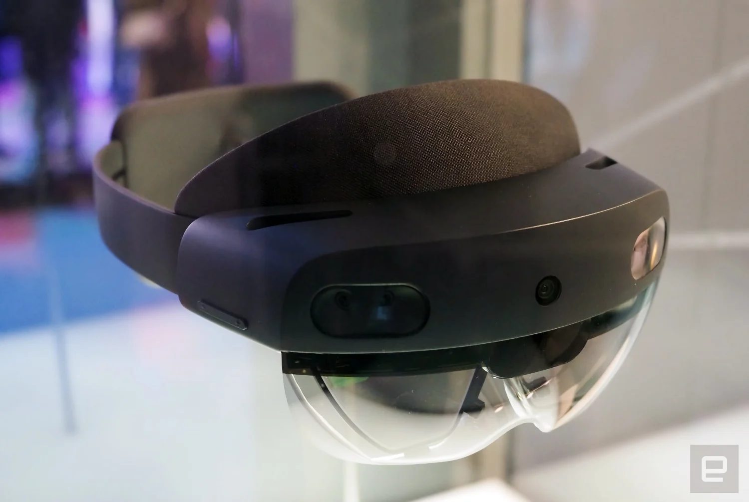 Fotografía de la sala de exposición de Engadget de los auriculares HoloLens 2 AR.
