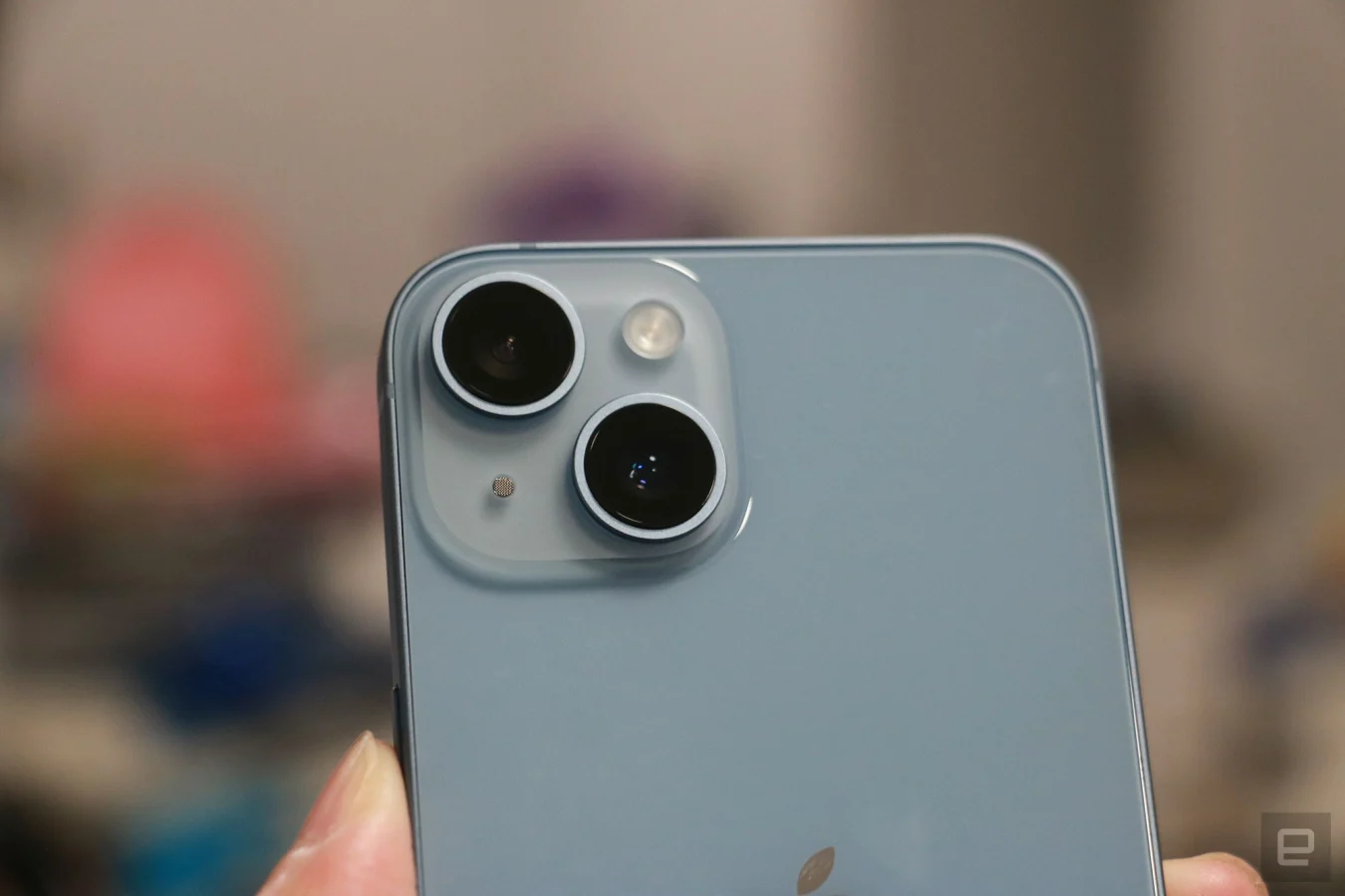 Primer plano de las cámaras traseras dobles del iPhone 14 azul.