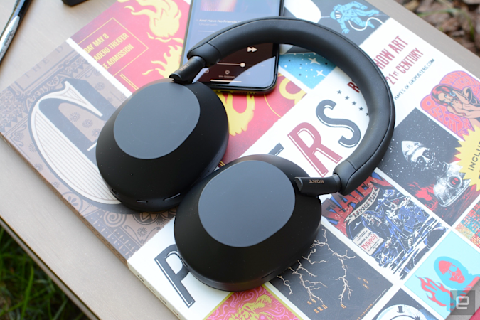 Con mejoras en el diseño, la calidad del sonido y la cancelación activa de ruido, el WH-1000XM5 mantiene su lugar por encima de la competencia. Estos auriculares también son súper cómodos y la duración de la batería de 30 horas es más que adecuada. El M5 deja en claro que Sony no será destronado en el corto plazo.