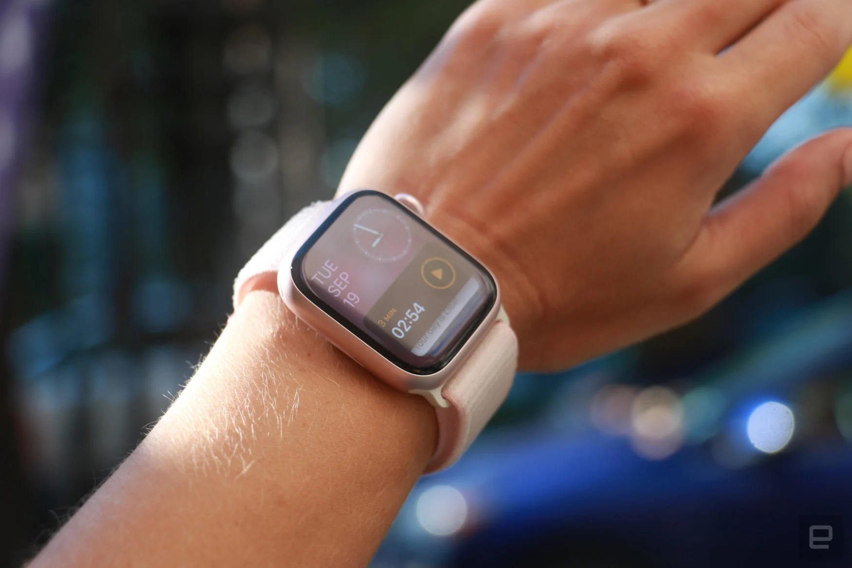 Apple Watch Series 9, ekranda Smart Stack ile bilekte havada havada.