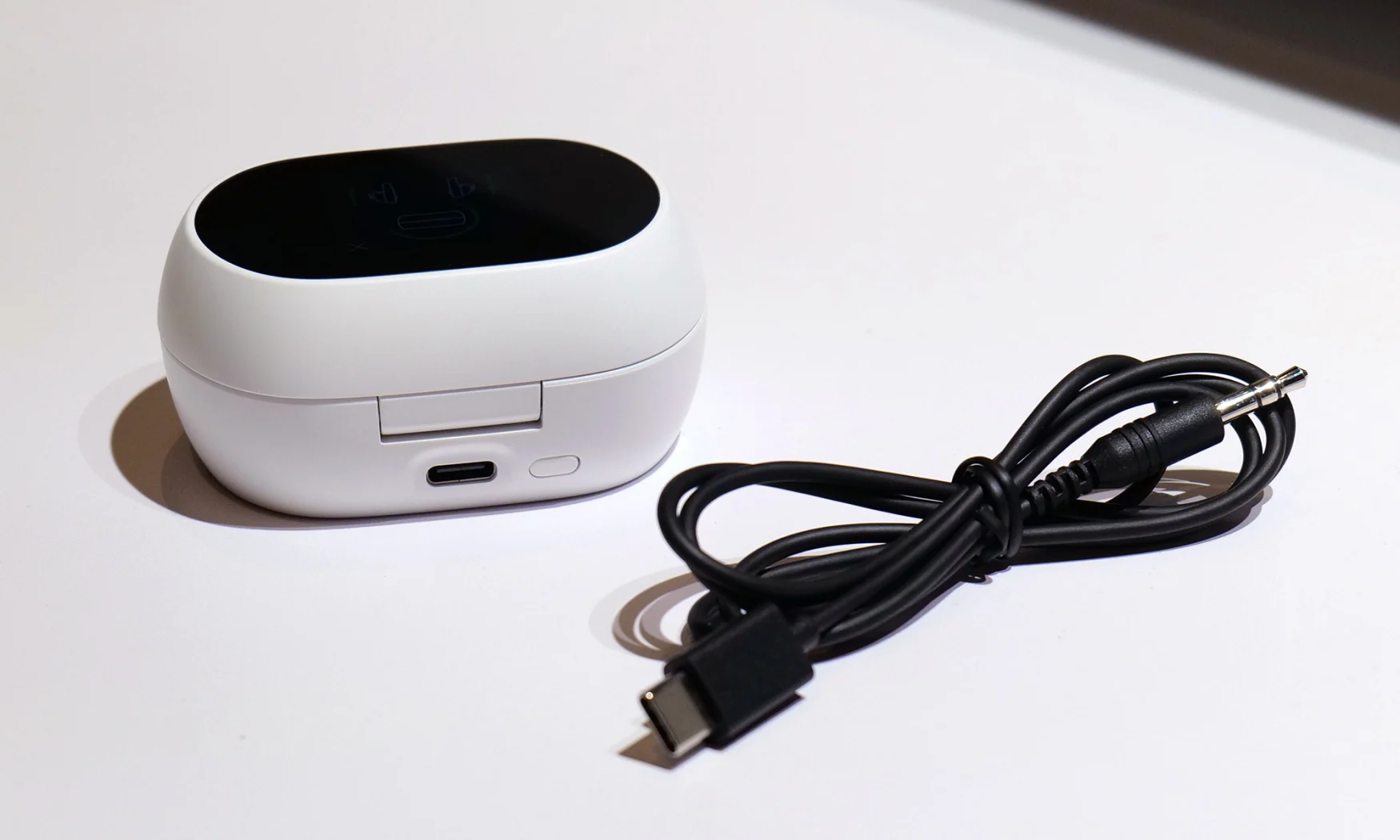 Mit dem mitgelieferten 3,5-mm-zu-USB-C-Kabel können Sie ältere Geräte an das Gehäuse des Voyager Free 60+ anschließen und den Broadcast-Modus verwenden, um Audio drahtlos an die Ohrhörer zu senden. 