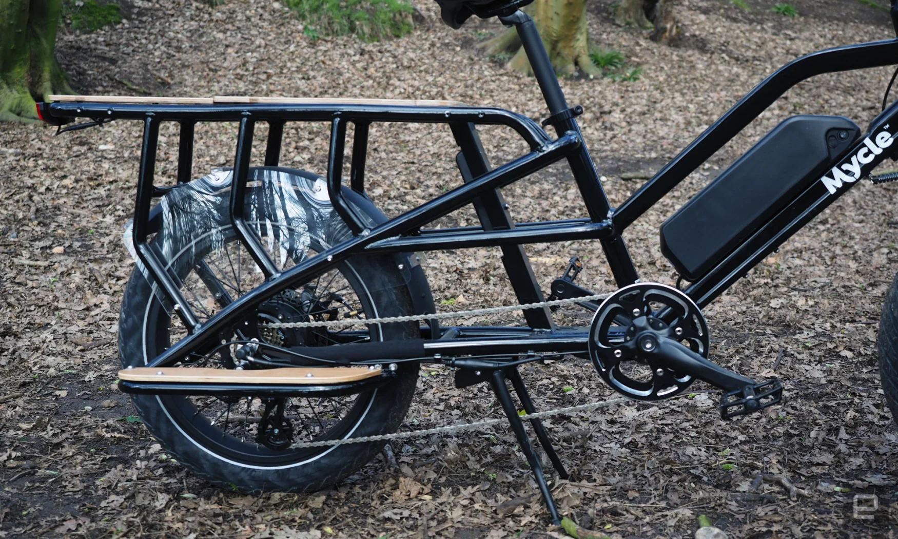 Imagen de la bicicleta Mycle Cargo en un bosque.