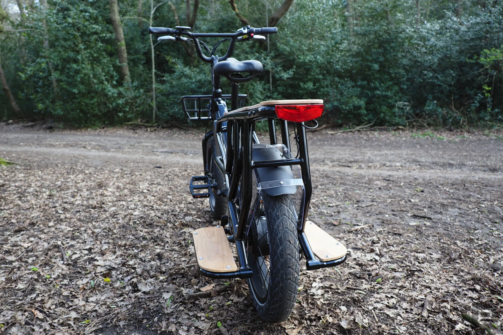 Imagen de la bicicleta Mycle Cargo en un bosque.