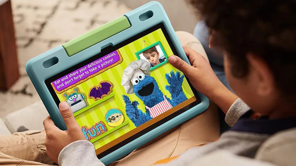 Während das Tablet selbst das gleiche ist wie die Nicht-Kinder-Version, wird das Fire HD 10 Kids mit einer zweijährigen Sorglos-Garantie und einer klobigen Schutzhülle geliefert. 
