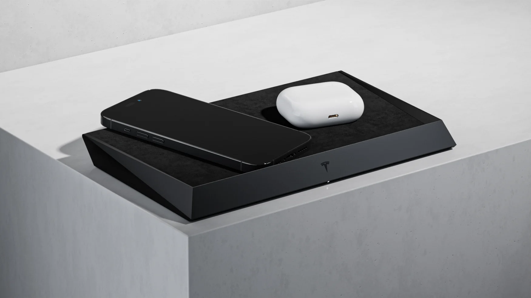 Tesla draadloze oplaadstandaard met iPhone en AirPods rustend op een plat stenen oppervlak.