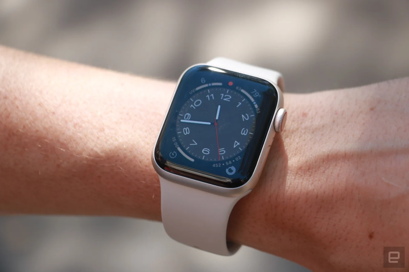 The Apple Watch SE (2022) with Starlight case and Starlight bracelet on a person's wrist.