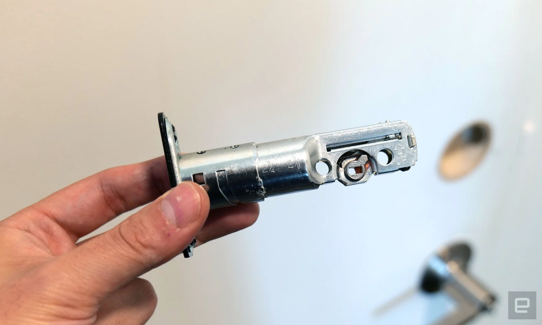 Il cilindro chiave dell'Assure Lock 2 è progettato per adattarsi a porte con fori fino a 2,75 pollici di diametro. 