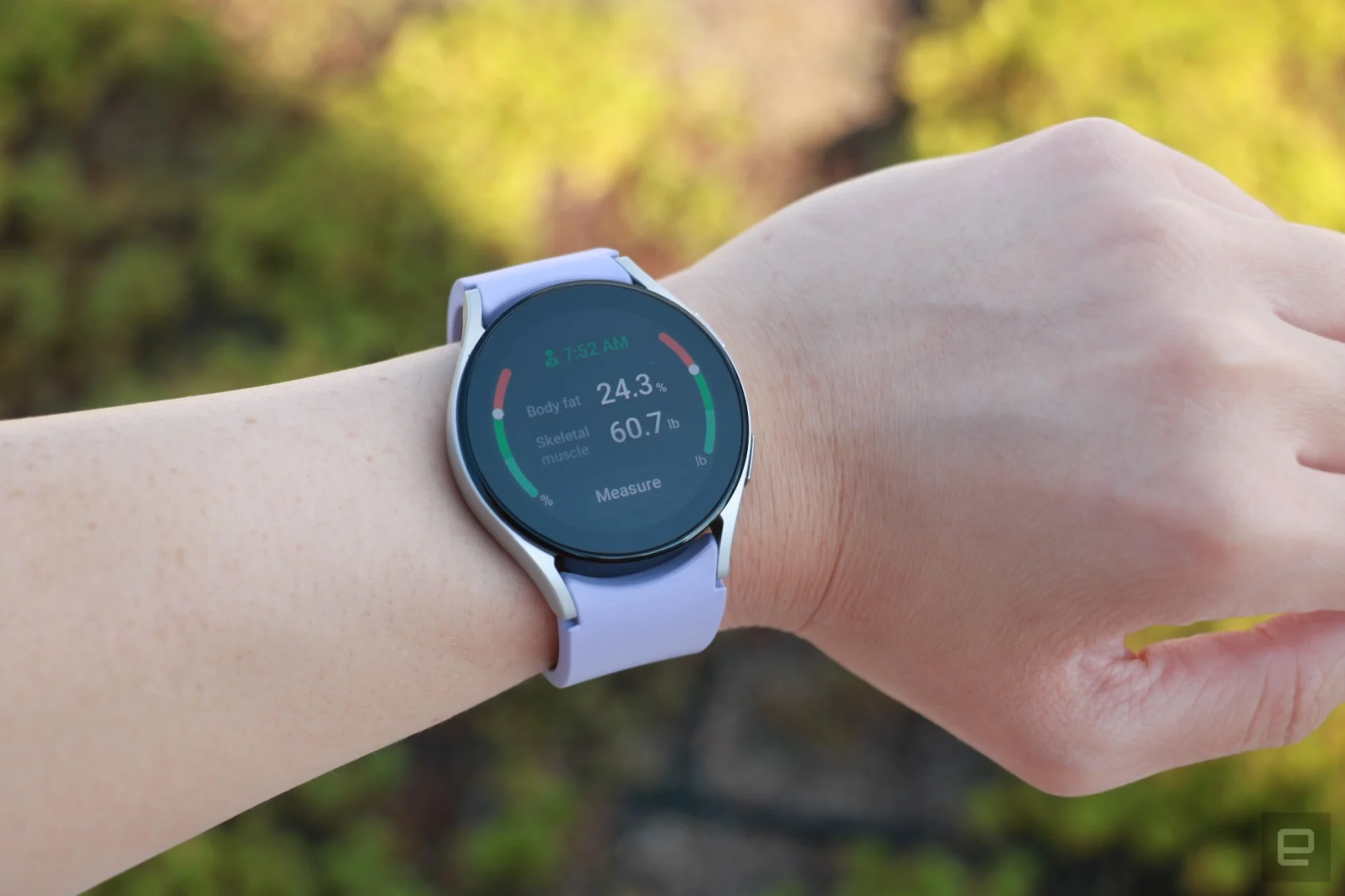 Il Samsung Galaxy Watch 5 al polso, che mostra lo strumento di composizione corporea del dispositivo con alcuni risultati visualizzati.  Lo schermo dice che il grasso corporeo è del 24,3%, mentre il muscolo scheletrico è del 60,7%.  Un pulsante in basso dice 