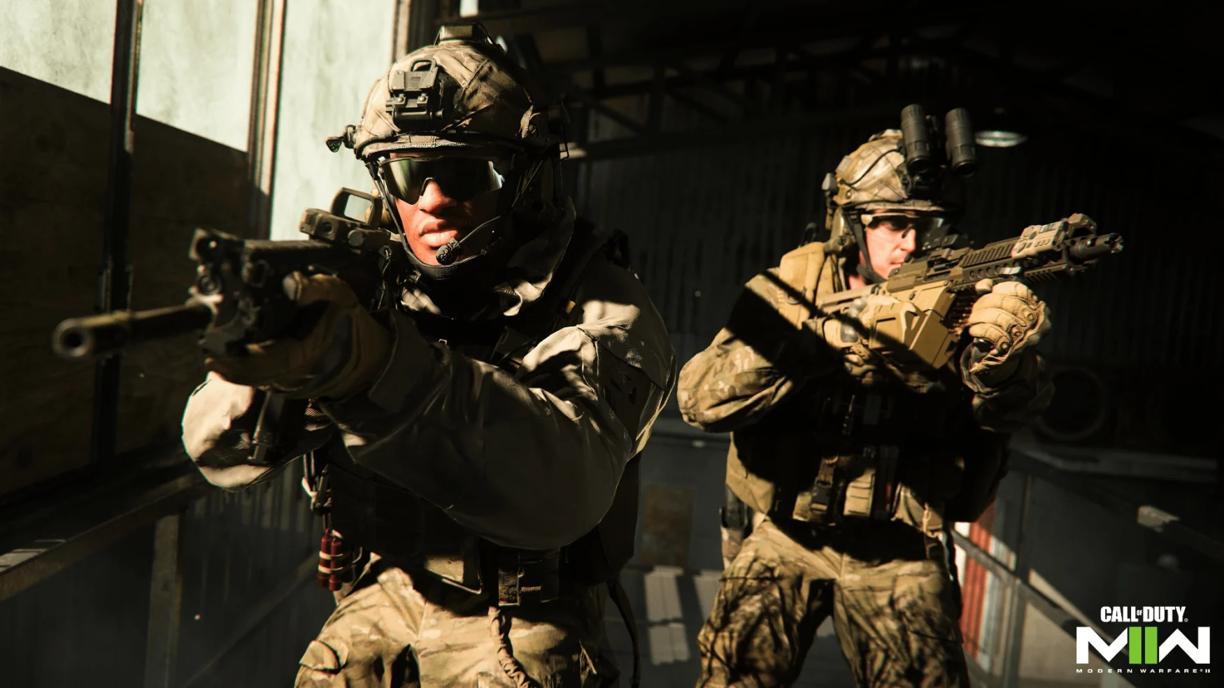 Cuplikan layar dari Call of Duty: Modern Warfare, memperlihatkan dua tentara mengarahkan senapan tempur mereka ke kiri dan kanan kamera