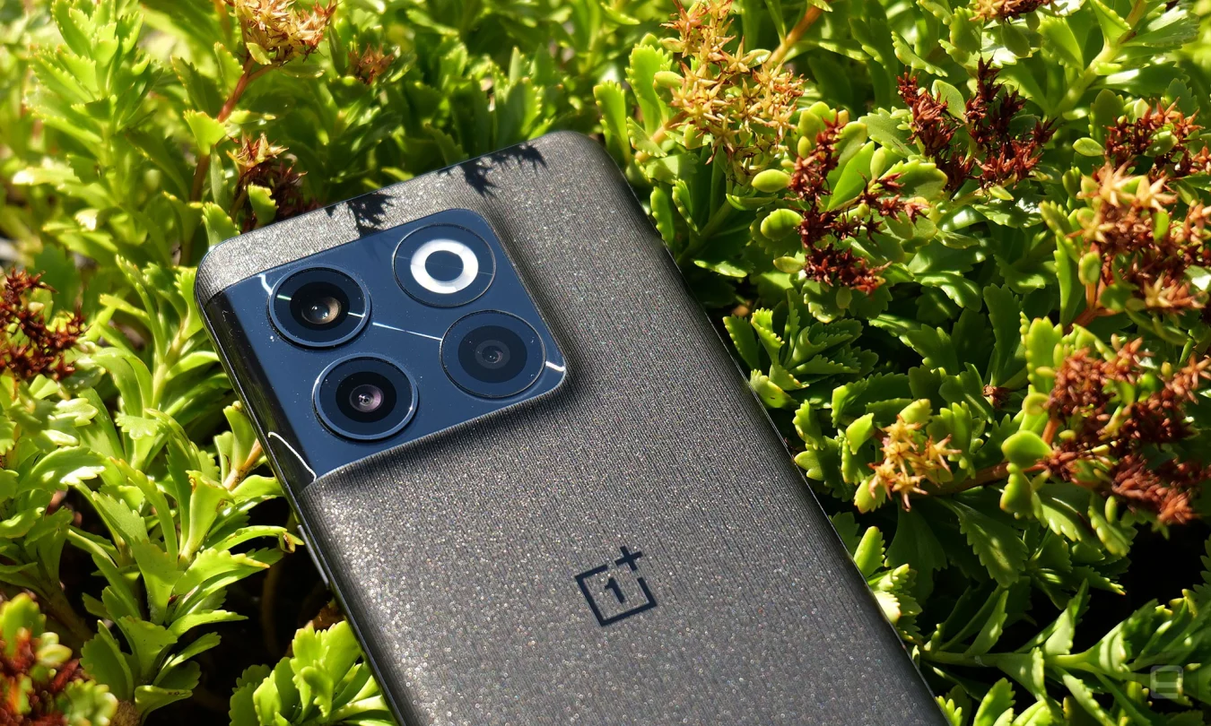 The OnePlus 10T features three rear cameras: a 50MP main cam, an 8MP ultra-wide cam and a 2MP macro cam.