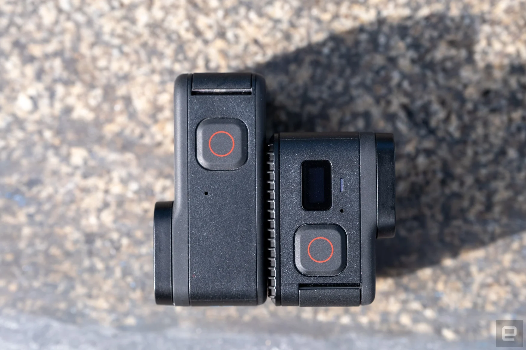 Sia la normale GoPro Hero 11 Black che la Mini sono raffigurate schiena contro schiena per un confronto delle dimensioni.