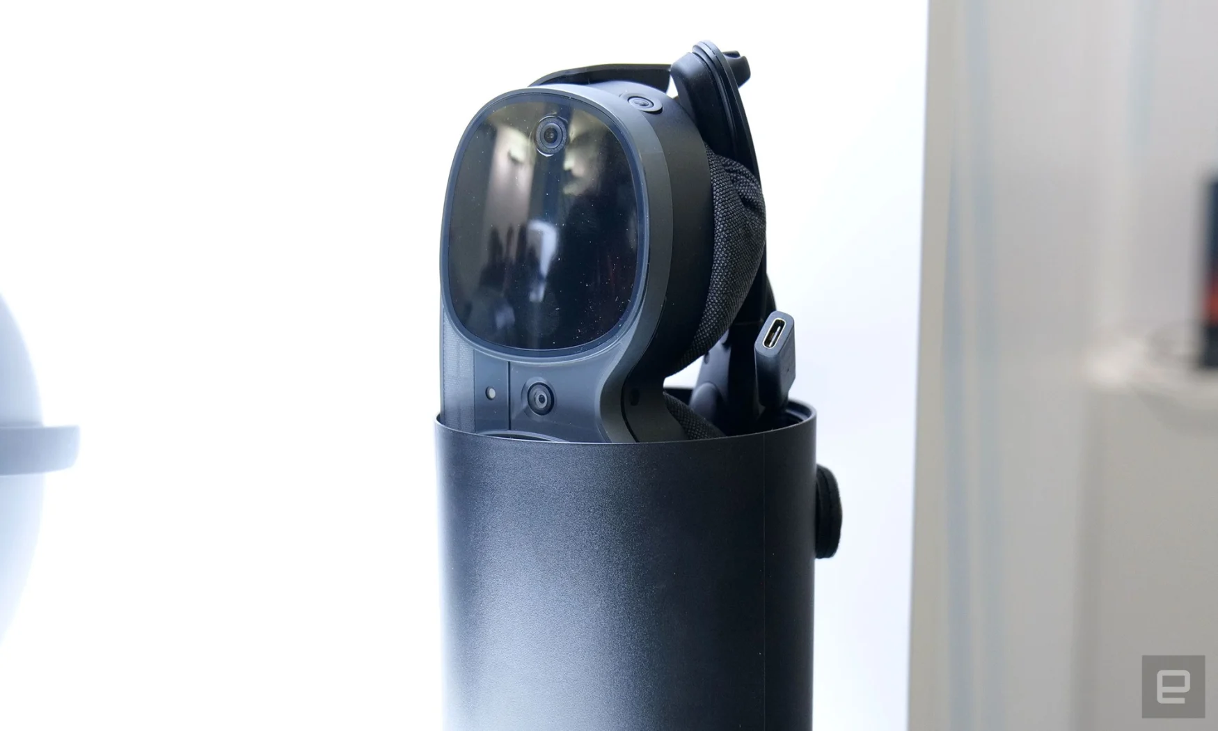 لأولئك الذين يفكرون في السفر مع XR Elite ، صنعت HTC علبة حمل صغيرة نسبيًا لأحدث سماعاتها. 