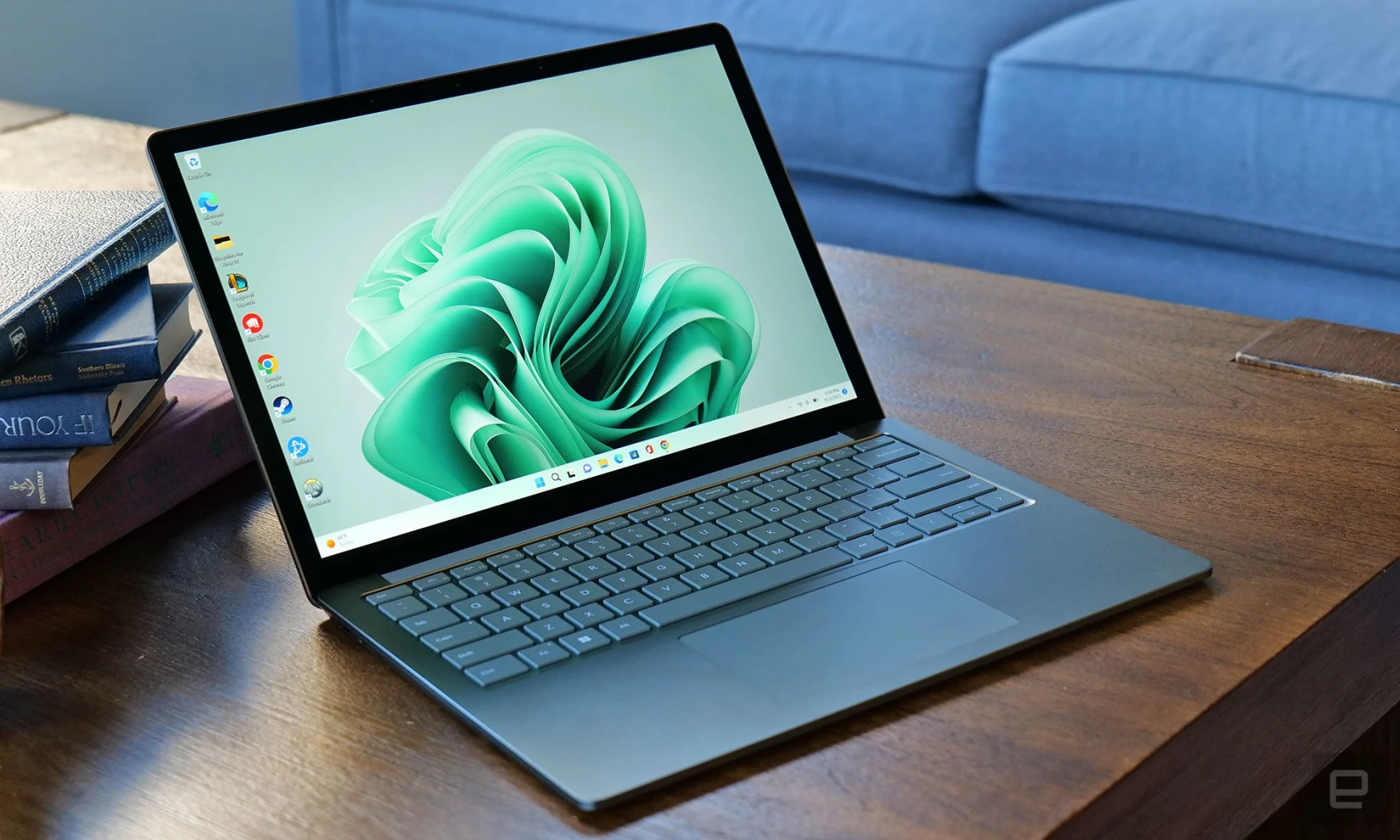 Sebbene Surface Laptop 5 non abbia ricevuto molti aggiornamenti all'esterno a parte una nuova opzione di colore verde salvia, il supporto per CPU Intel di 12a generazione più veloci e una nuova porta Thunderbolt 4 gli danno un grande aumento di velocità e versatilità.