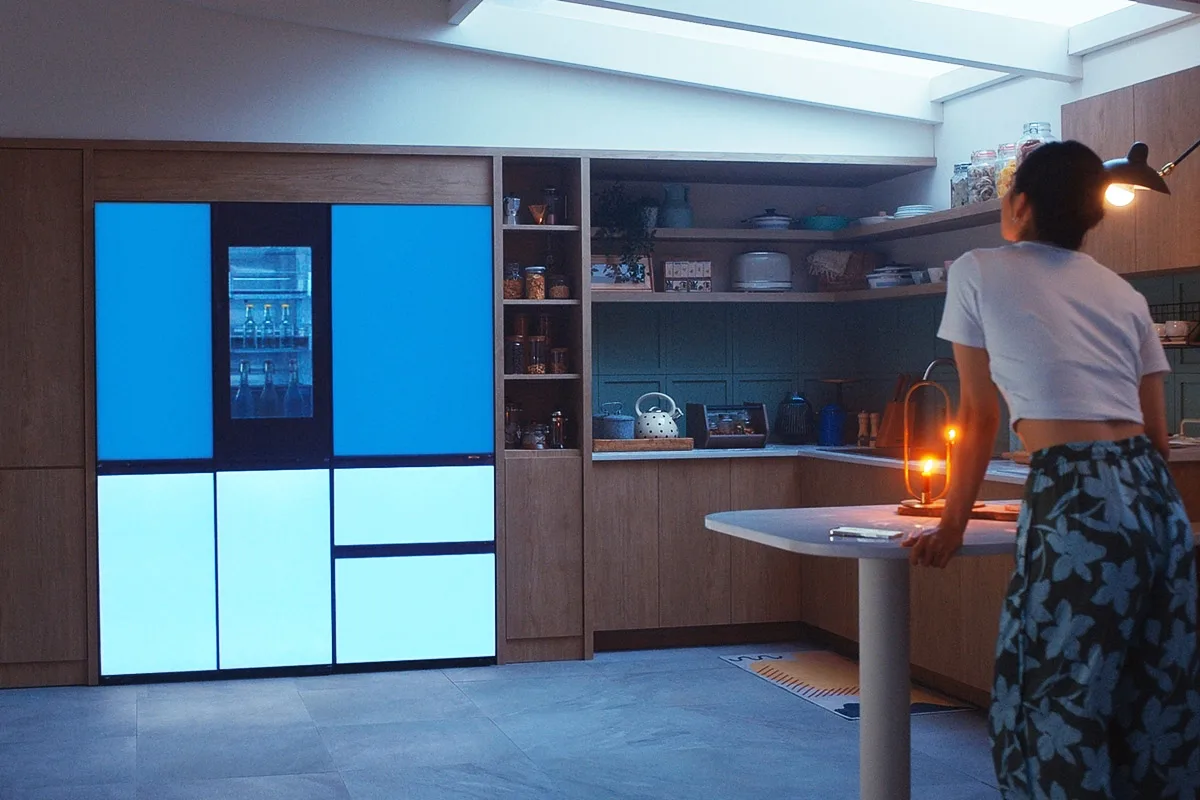 Kulkas MoodUP LG menggunakan panel LED untuk mengubah warna dapur Anda