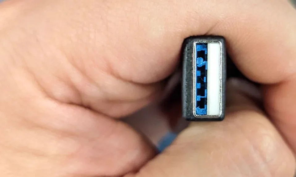 Nahaufnahme des Steckers eines USB-Controller-Zubehörs mit blauen Stücken im Inneren des Teils des Steckers, der hohl sein sollte.