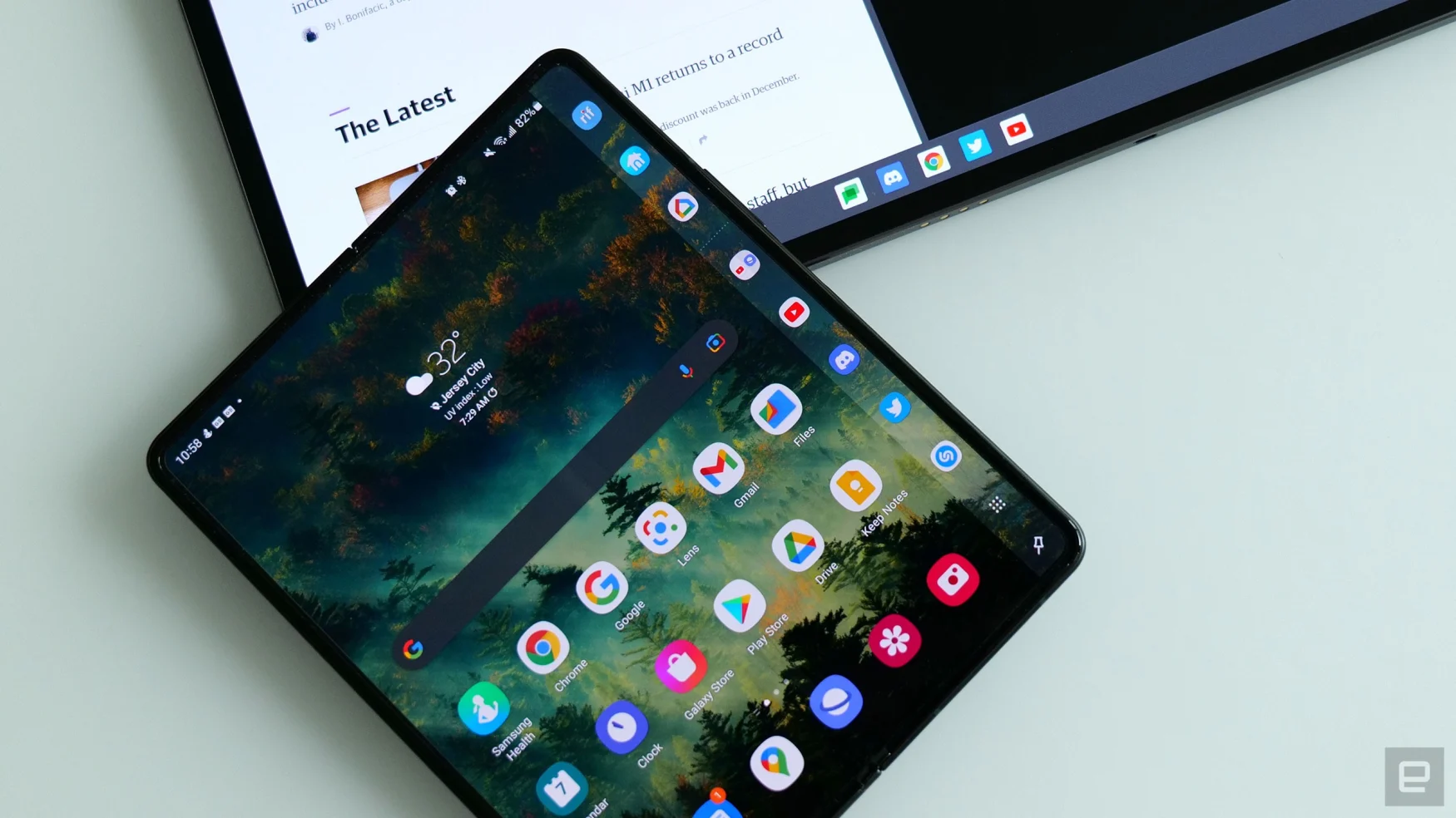 Despite already being available on retail devices, the taskbar in Samsung's One UI on the Galaxy Z Fold3 can display eight app icons plus a launcher compared to just five in Android 12L. 