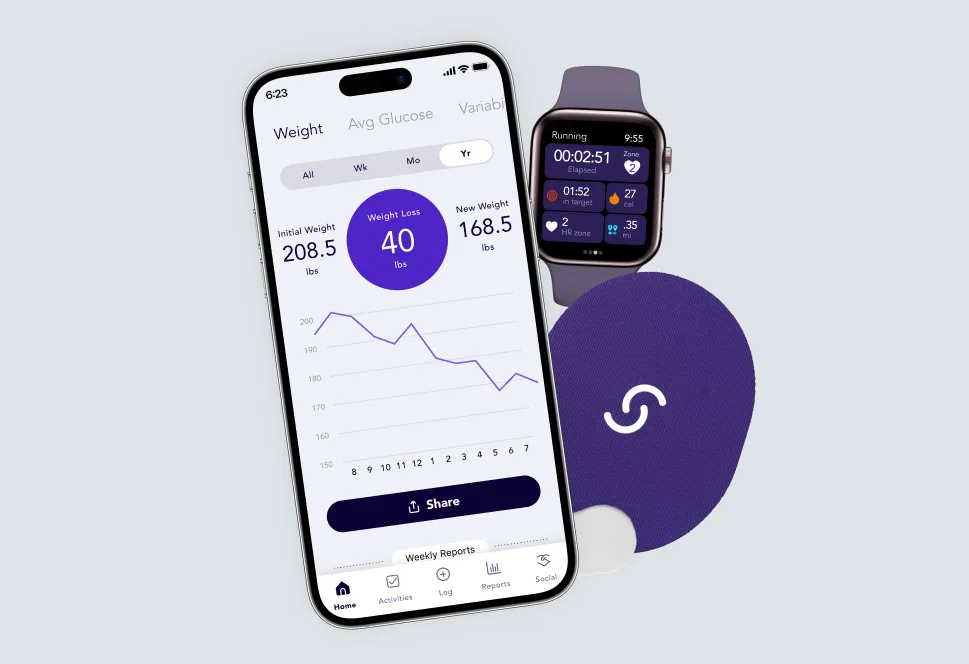 Representación de un teléfono inteligente con la aplicación Signos CGM, junto con un Apple Watch y la aplicación en el brazo para esta herramienta de seguimiento de insulina.
