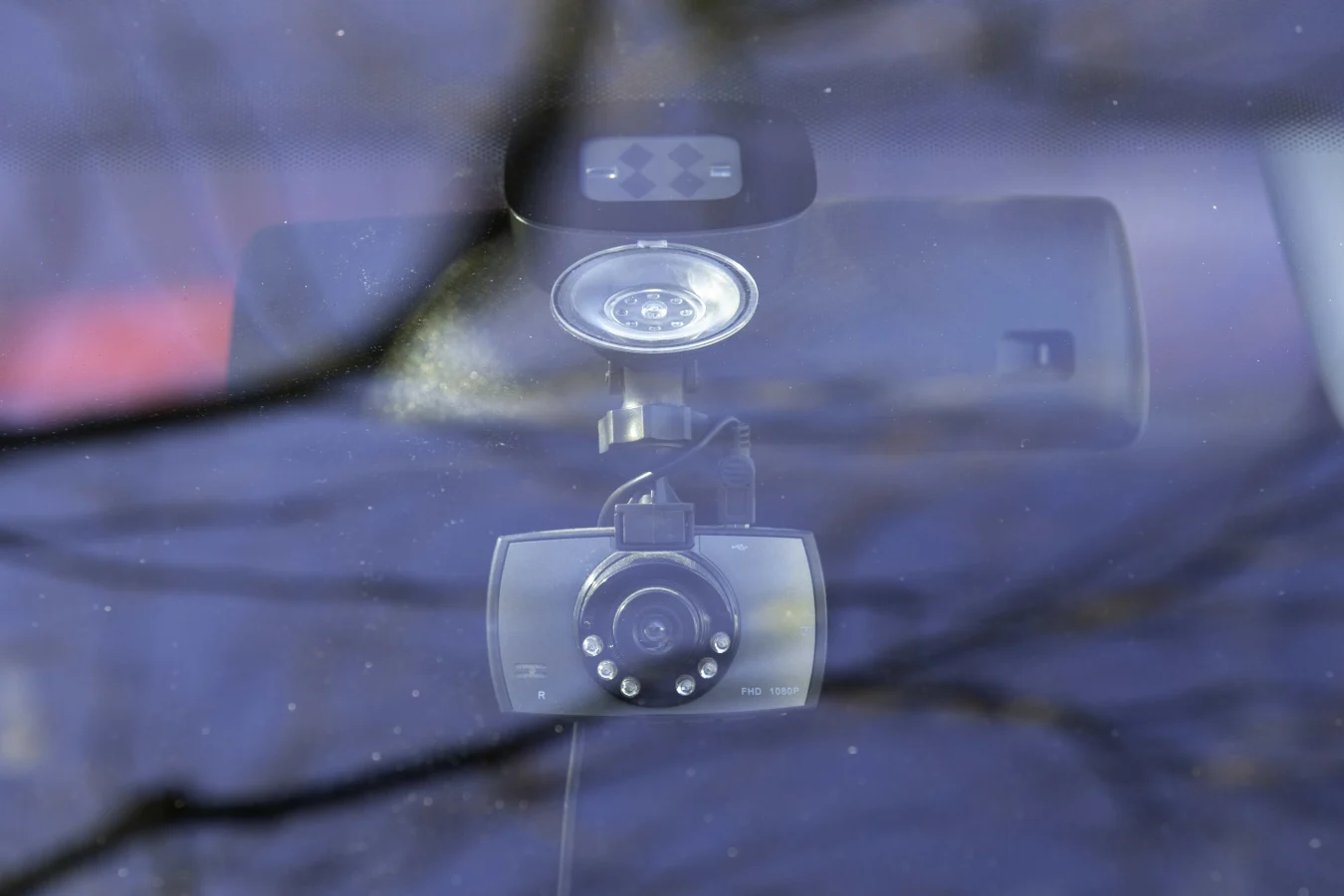 15 February 2019, Saxony, Pirna: Symbol image of a dashcam in a car. A Dashcam is a car in the Saxon Pirna between the windshield and rearview mirror firmly installed. This records everything and is used as evidence in a claim, even if the courts do not always allow this type of recording. Photo: Daniel Schäfer/dpa (Photo by Daniel Schäfer/picture alliance via Getty Images)