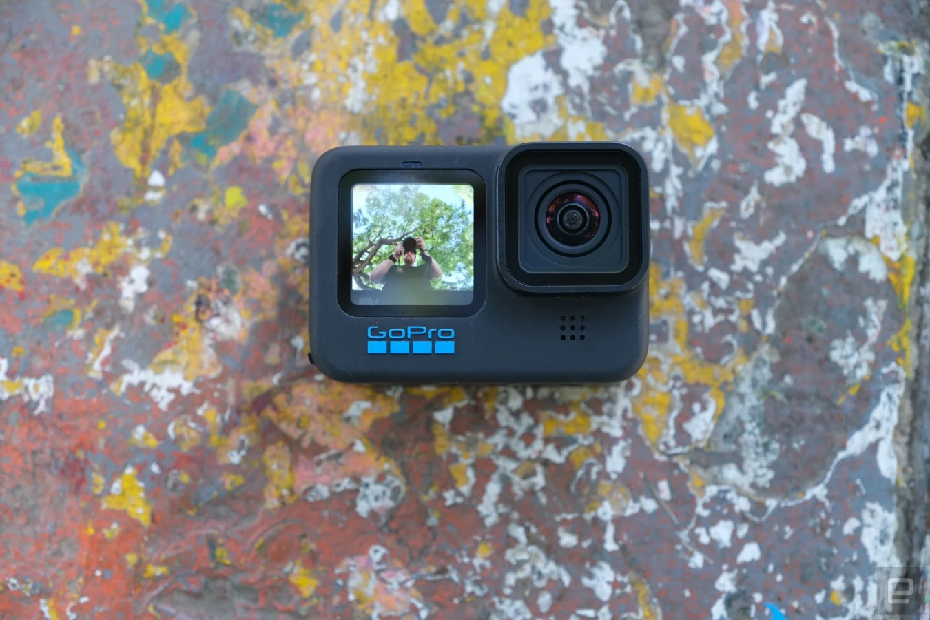 Снимок GoPro Hero 11 Black спереди.