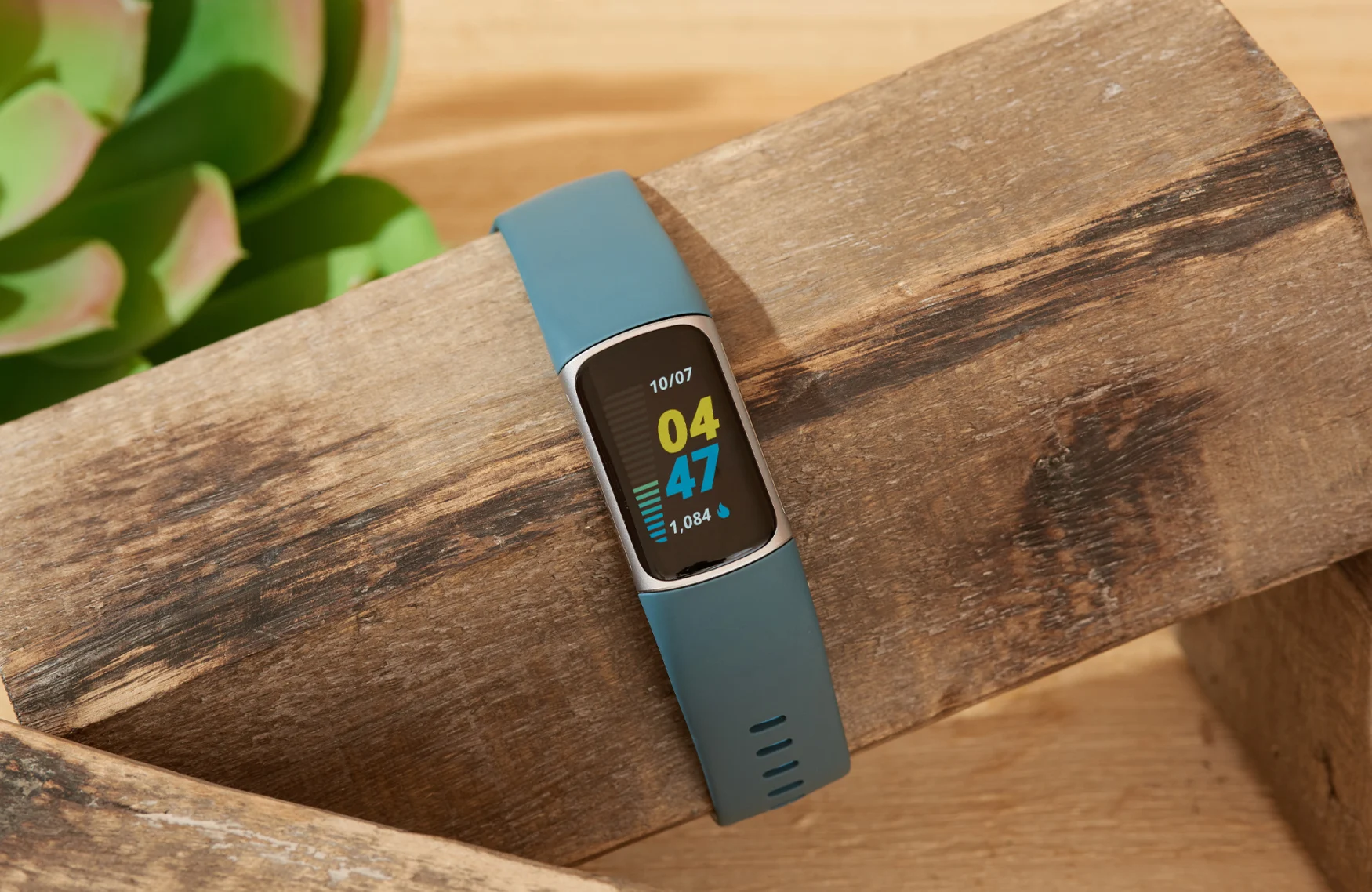 Fitbit Charge 5 for the Engadget 2021 Holiday Gift Guide.

