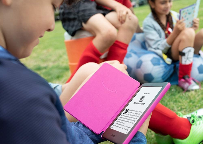 Seorang anak yang menggunakan e-reader Kindle Kids.
