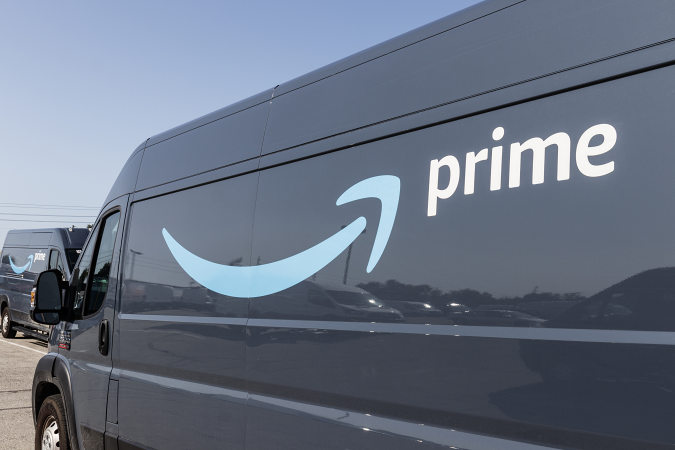 Indianapolis - Sekitar Juli 2019: Van pengiriman Amazon Prime.  Amazon.com masuk ke bisnis pengiriman Dengan van bermerek Prime
