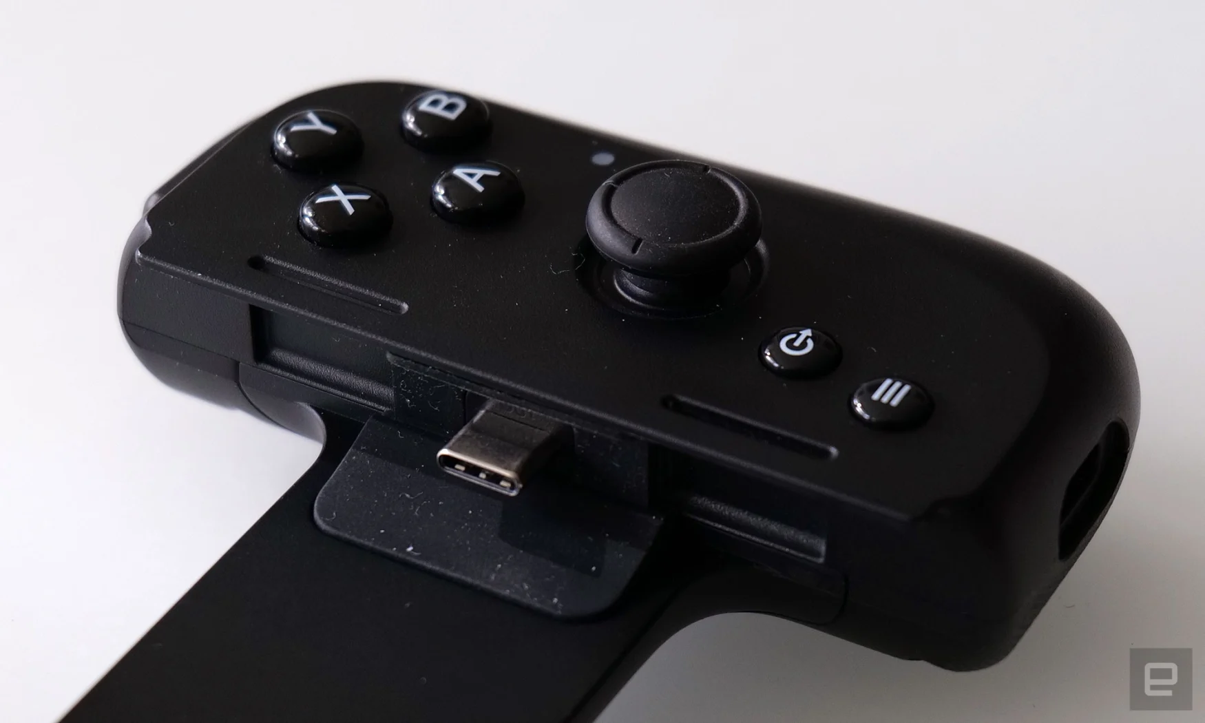 Connecting the Edge to its included controller is as simple as lining up the USB-C jack on the right and extending the Kishi V2 Pro to fit around the device. 